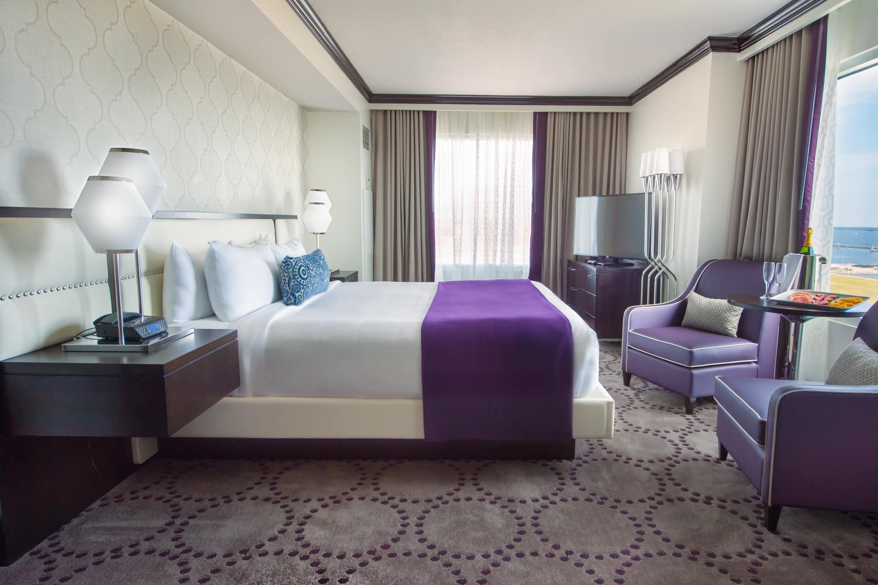 King bed guest room at the Harrah's Gulf Coast, Trademark Collection by Wyndham in Biloxi, Mississippi