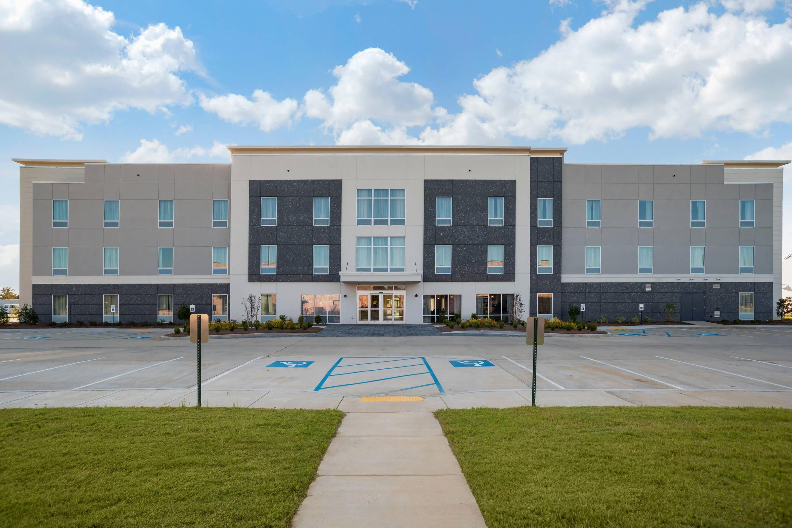 Exterior of Lyric Hotel West End, Trademark Collection by Wyndham hotel in Cleveland, Mississippi