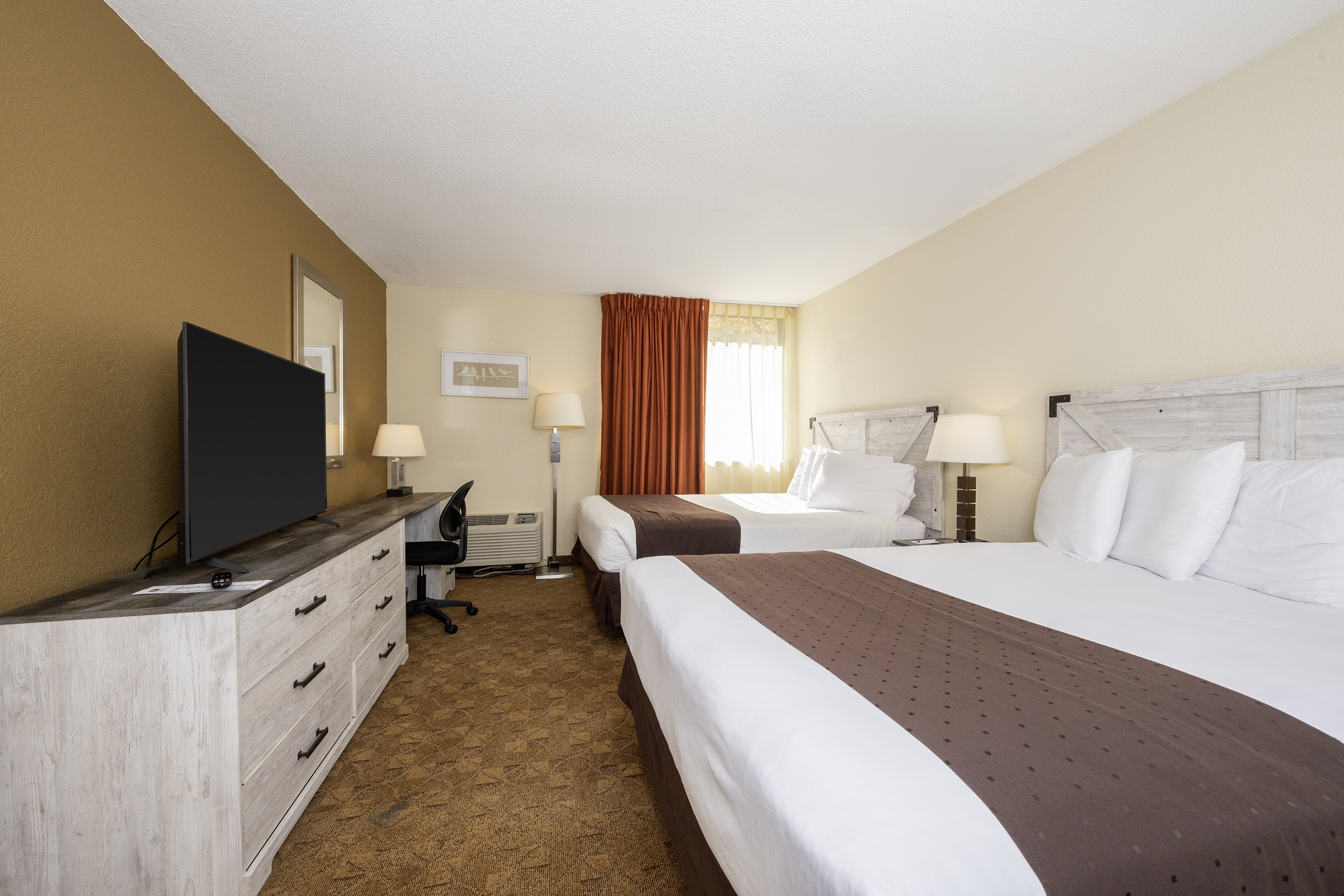 Guest room at the Village Inn Clemmons/Winston Salem, Trademark by Wyndham in Clemmons, North Carolina