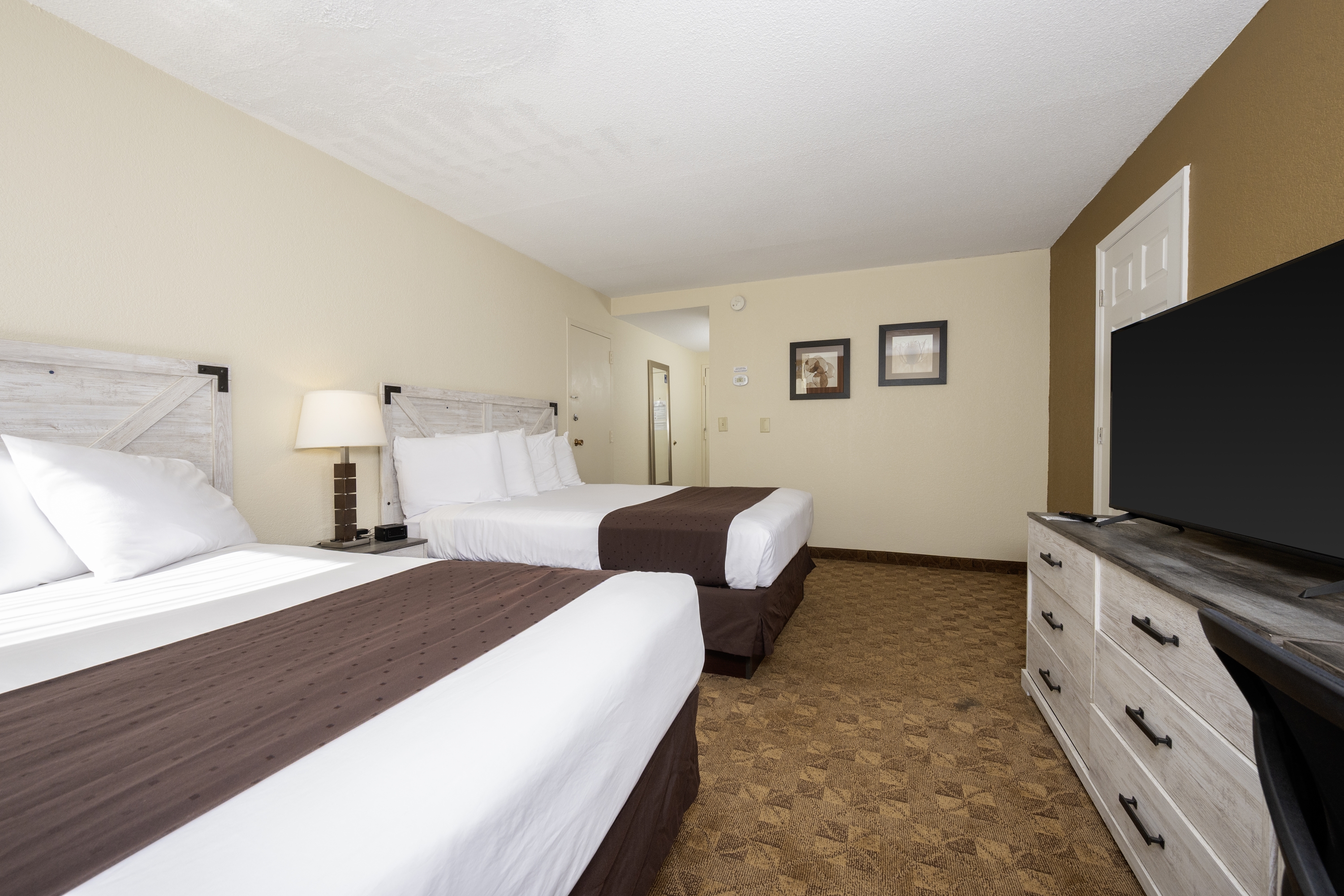 Guest room at the Village Inn Clemmons/Winston Salem, Trademark by Wyndham in Clemmons, North Carolina