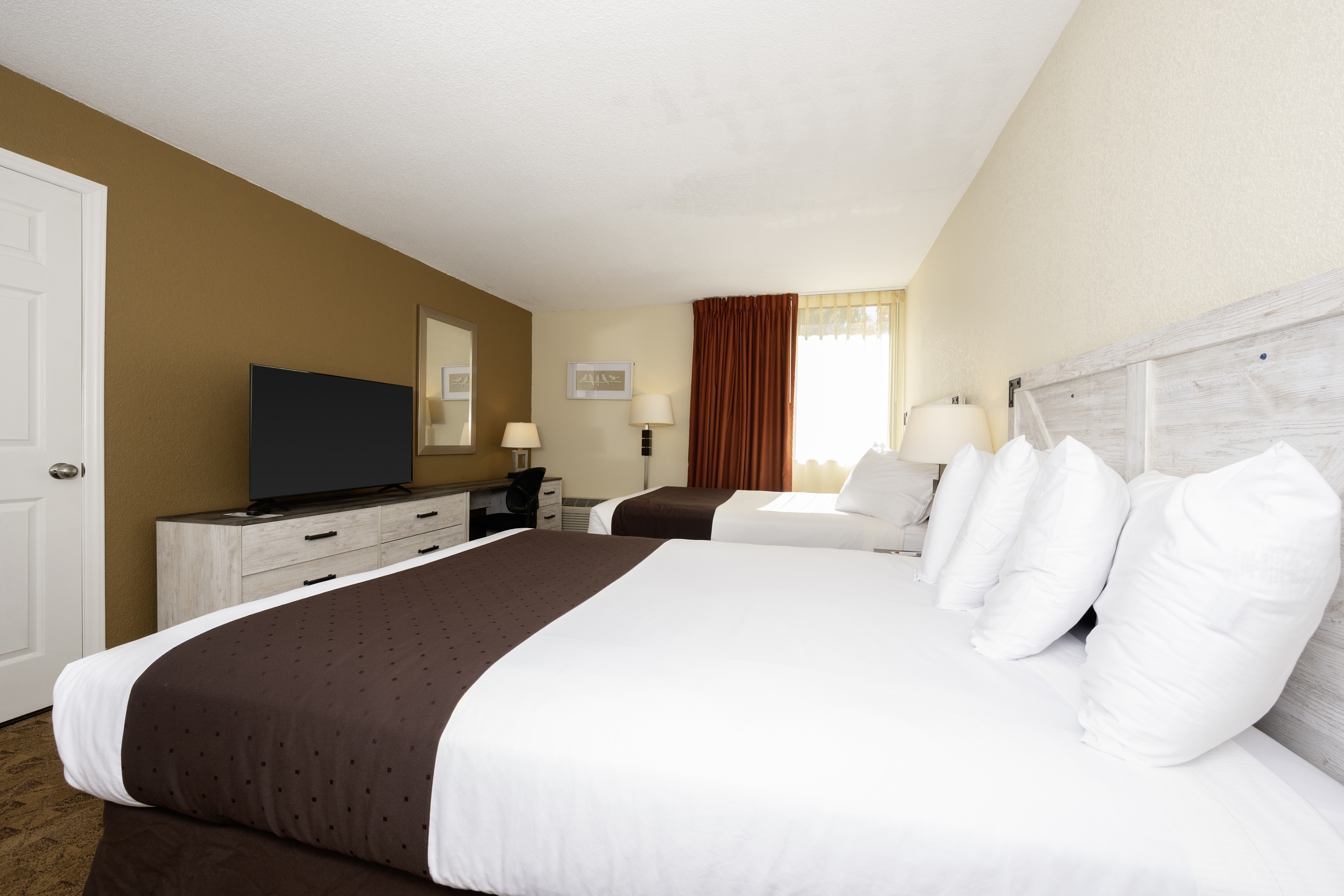 Guest room at the Village Inn Clemmons/Winston Salem, Trademark by Wyndham in Clemmons, North Carolina