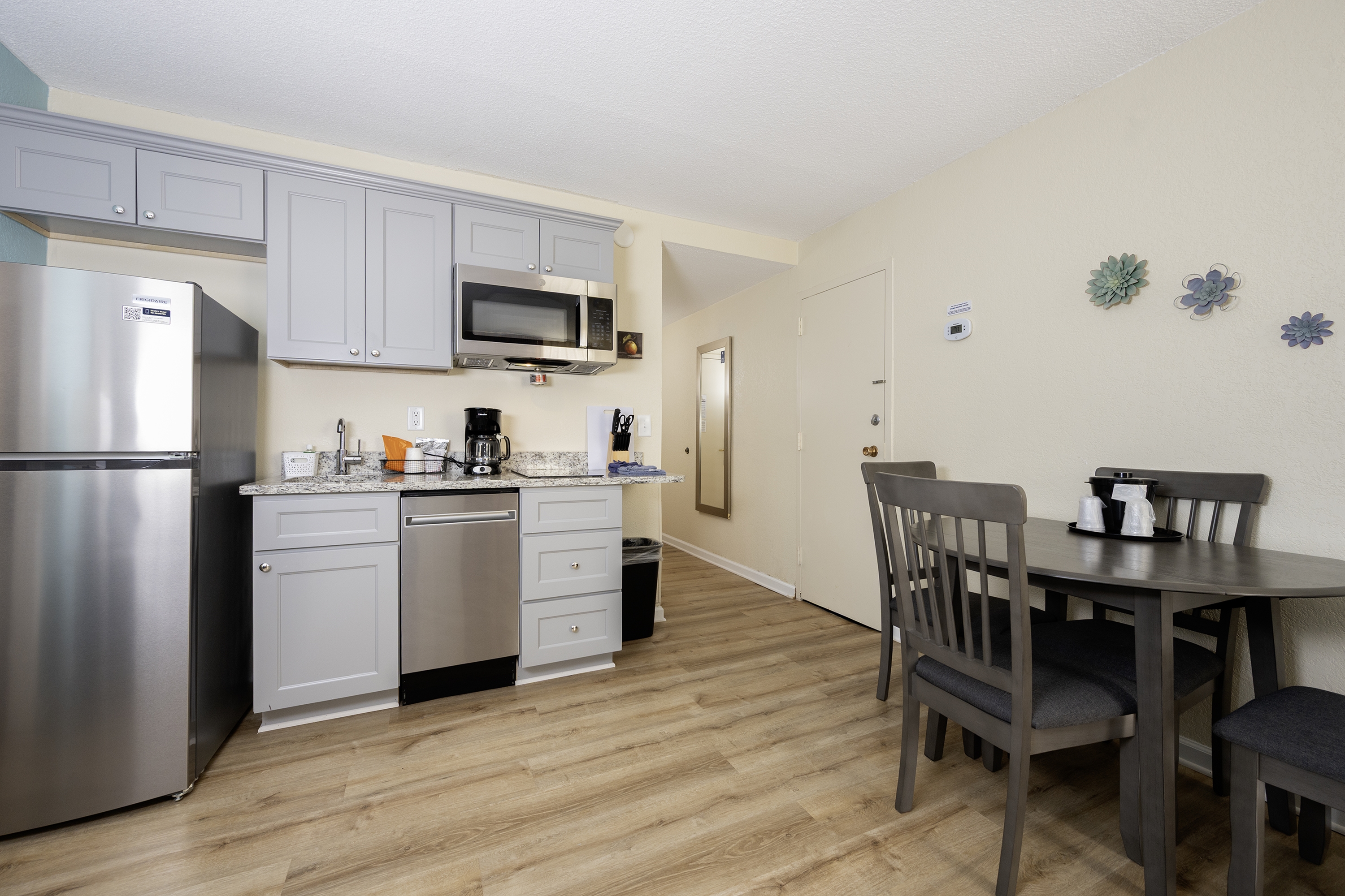 Guest room at the Village Inn Clemmons/Winston Salem, Trademark by Wyndham in Clemmons, North Carolina