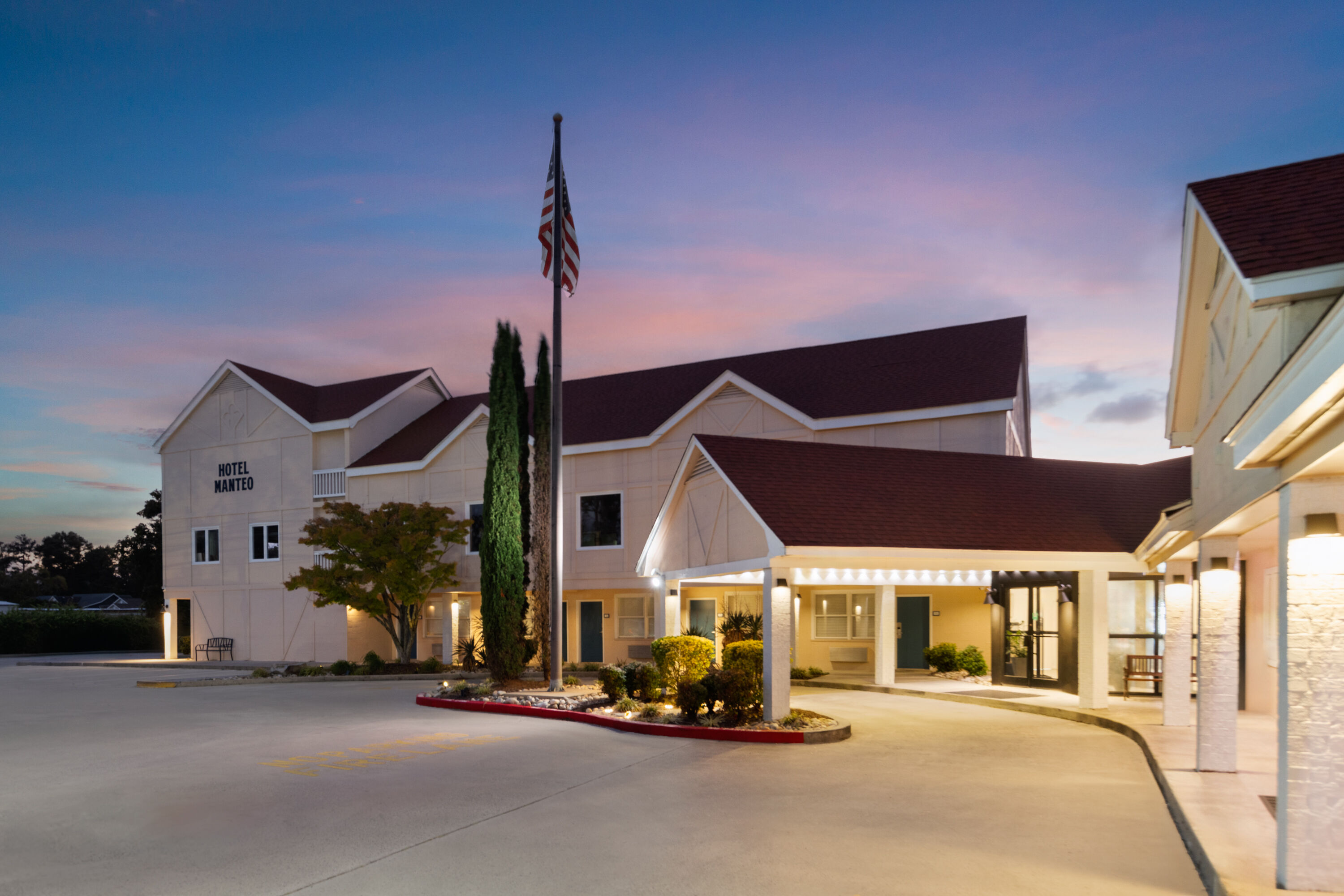 Exterior Dusk Image of Hotel Manteo, Trademark Collection by Wyndham hotel in Manteo, North Carolina