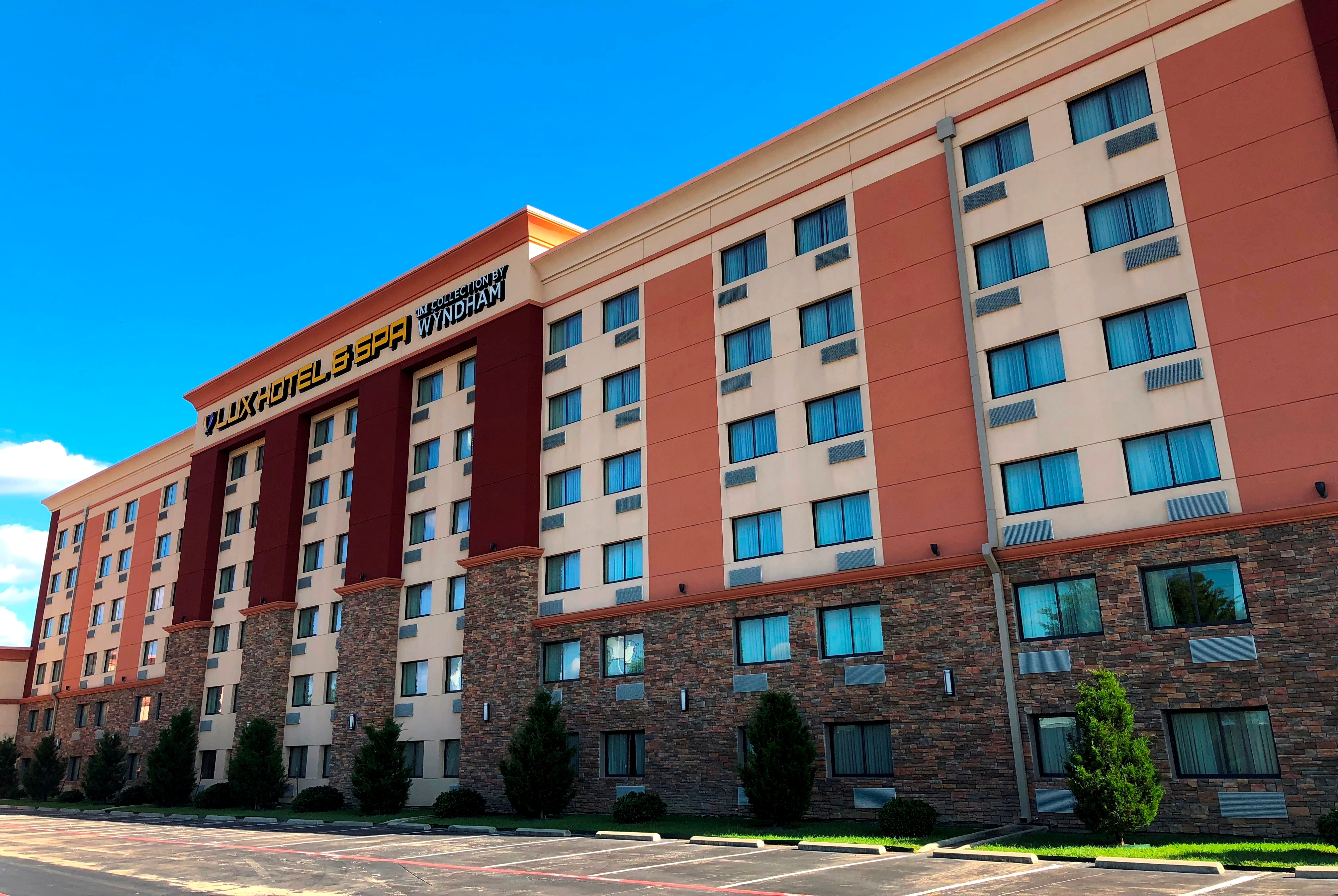 Exterior of Lux Hotel & Spa, Trademark Collection by Wyndham hotel in Arlington, Texas