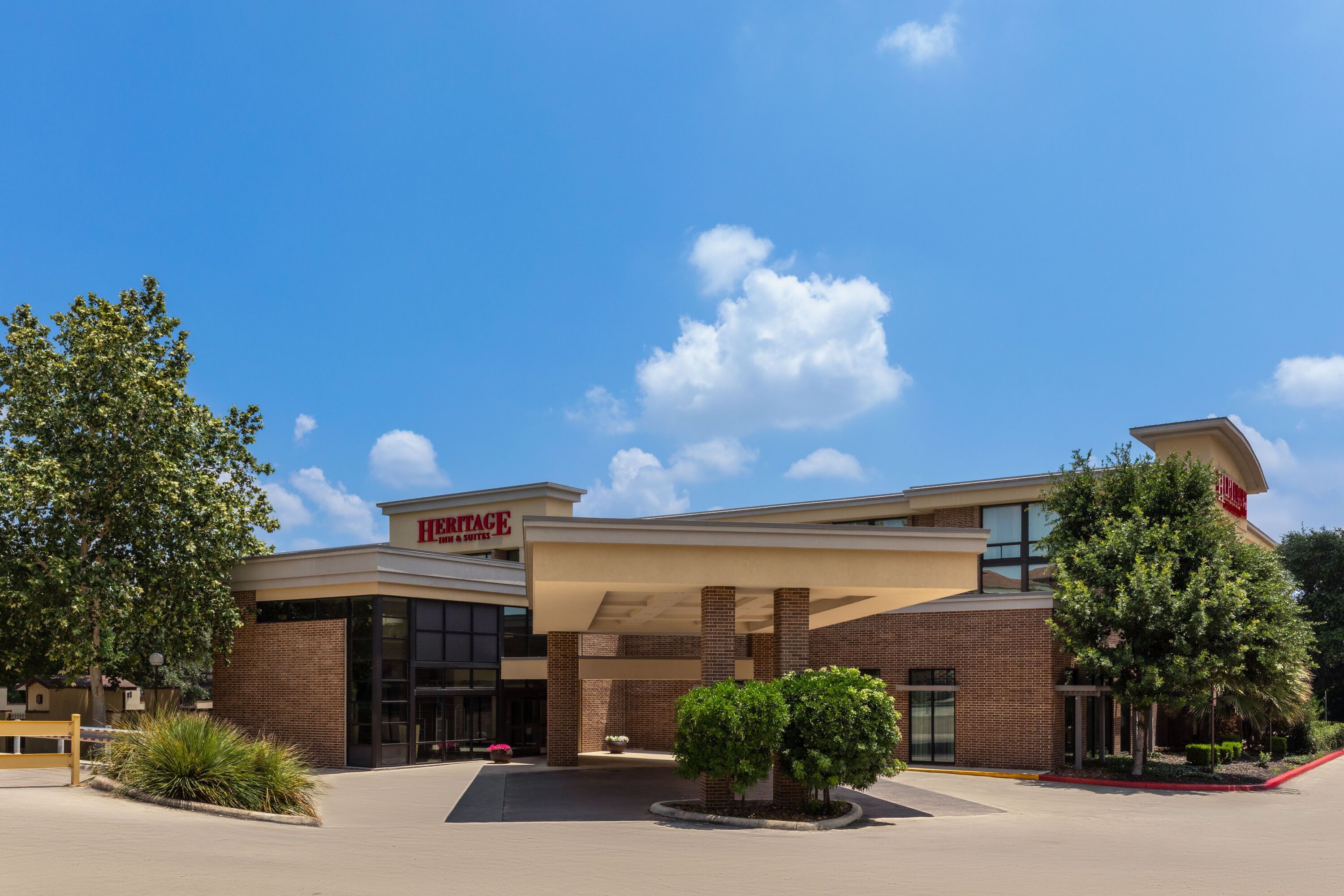 Exterior Day Image of Heritage Inn & Suites San Antonio Airport, Trademark Wyndham hotel in San Antonio, Texas