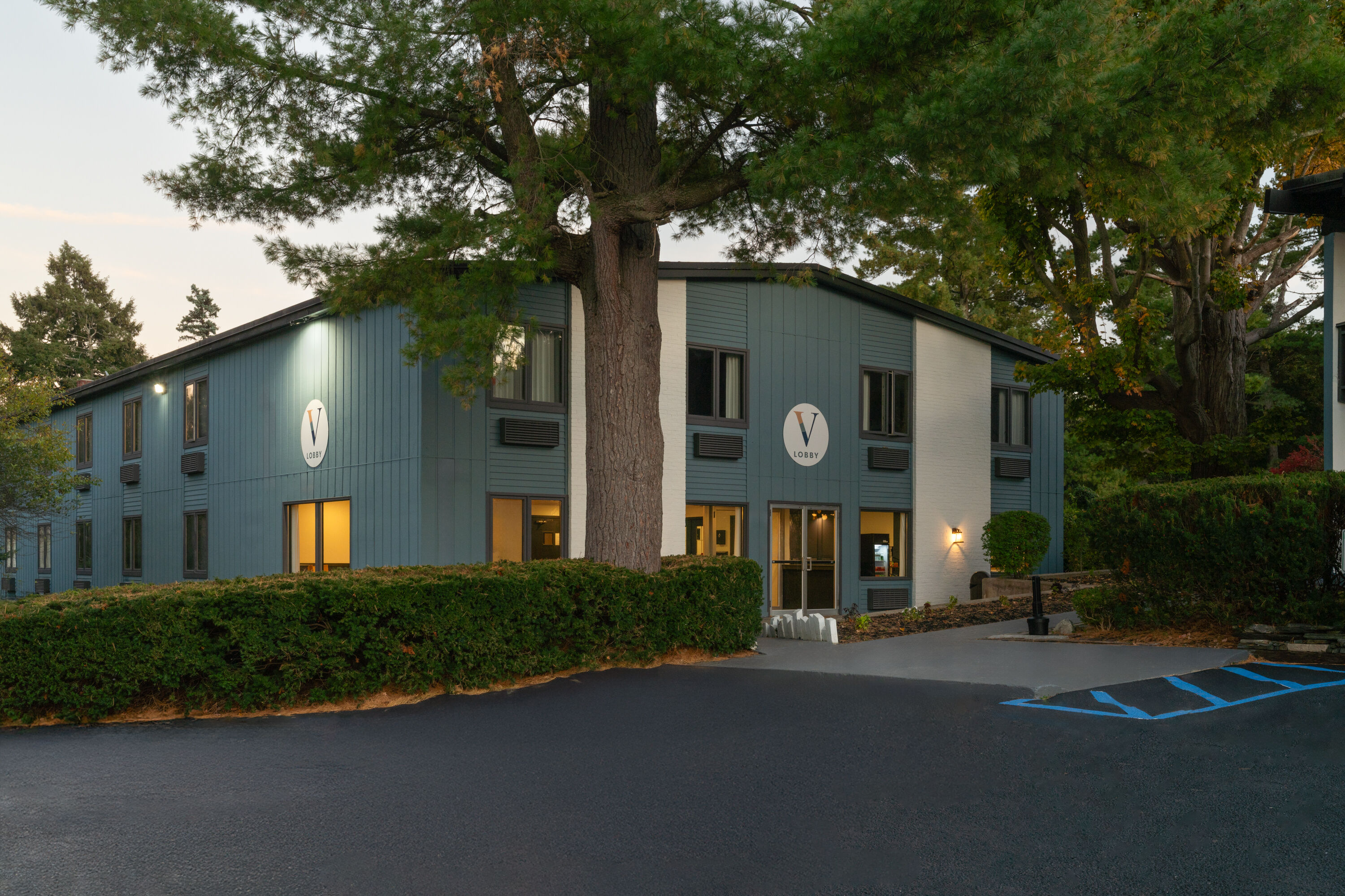 Exterior Dusk Image of Hotel Vervana, Trademark Collection by Wyndham hotel in Bennington, Vermont