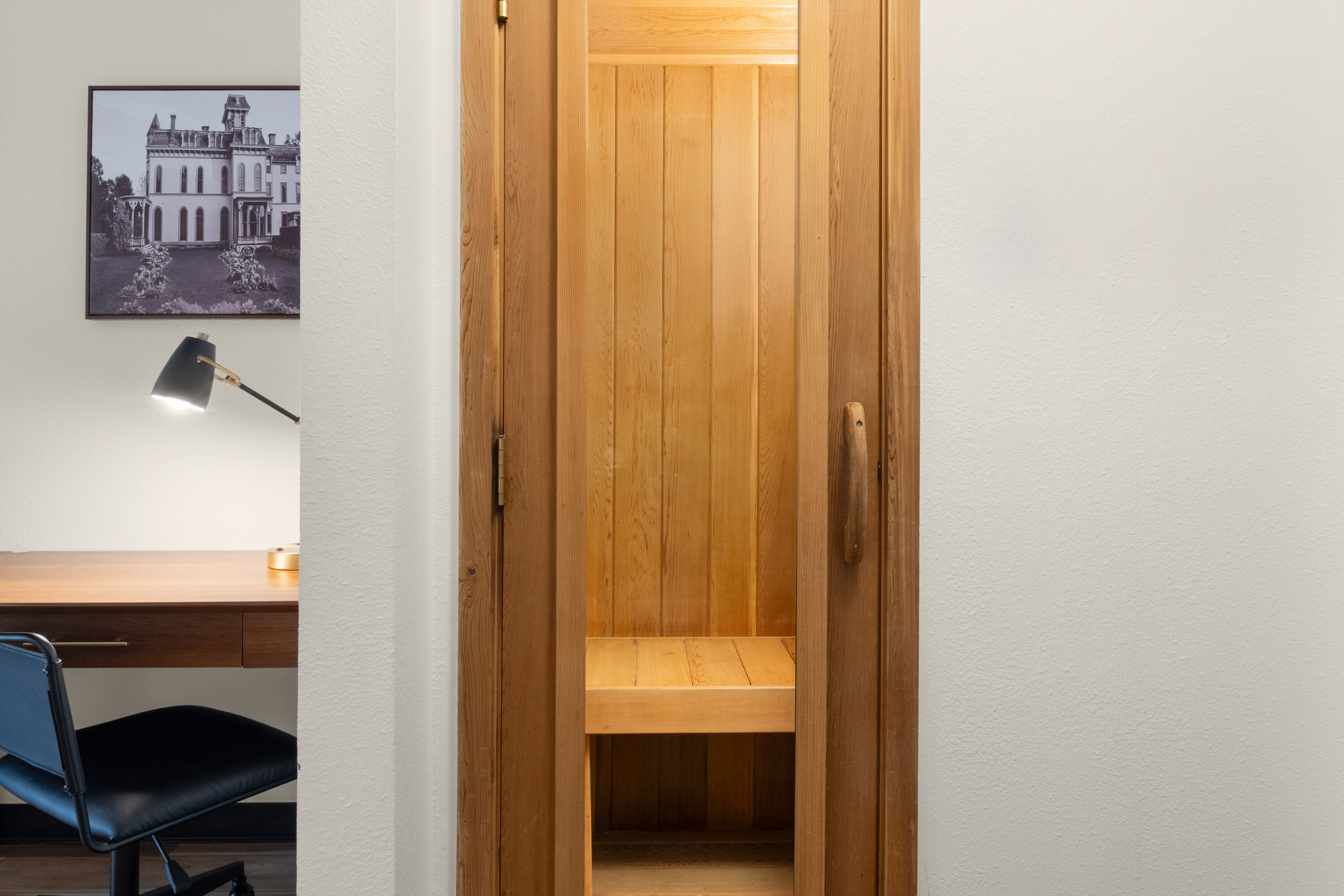 Guest room at the Hotel Vervana, Trademark Collection by Wyndham in Bennington, Vermont