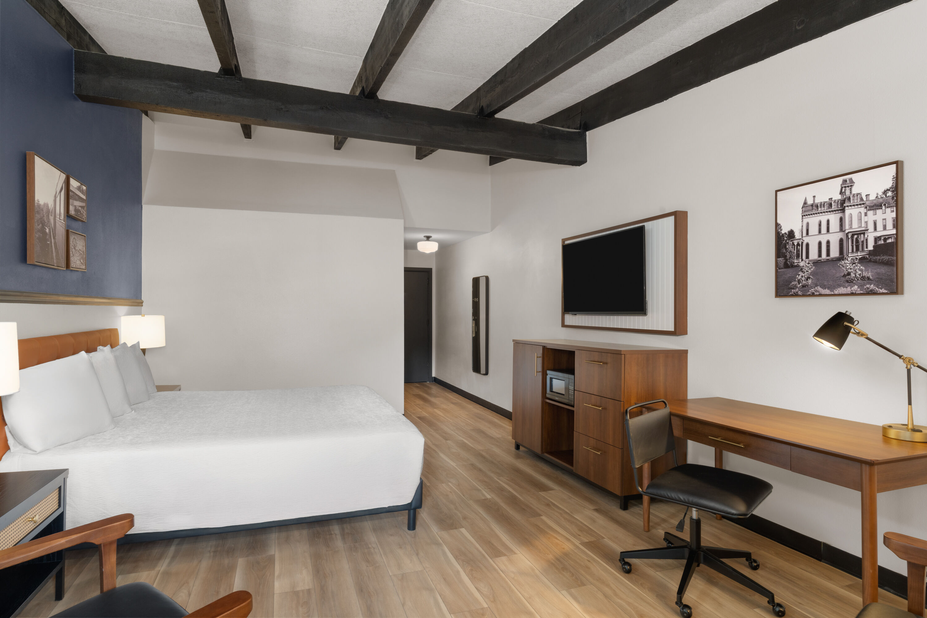 Guest room at the Hotel Vervana, Trademark Collection by Wyndham in Bennington, Vermont