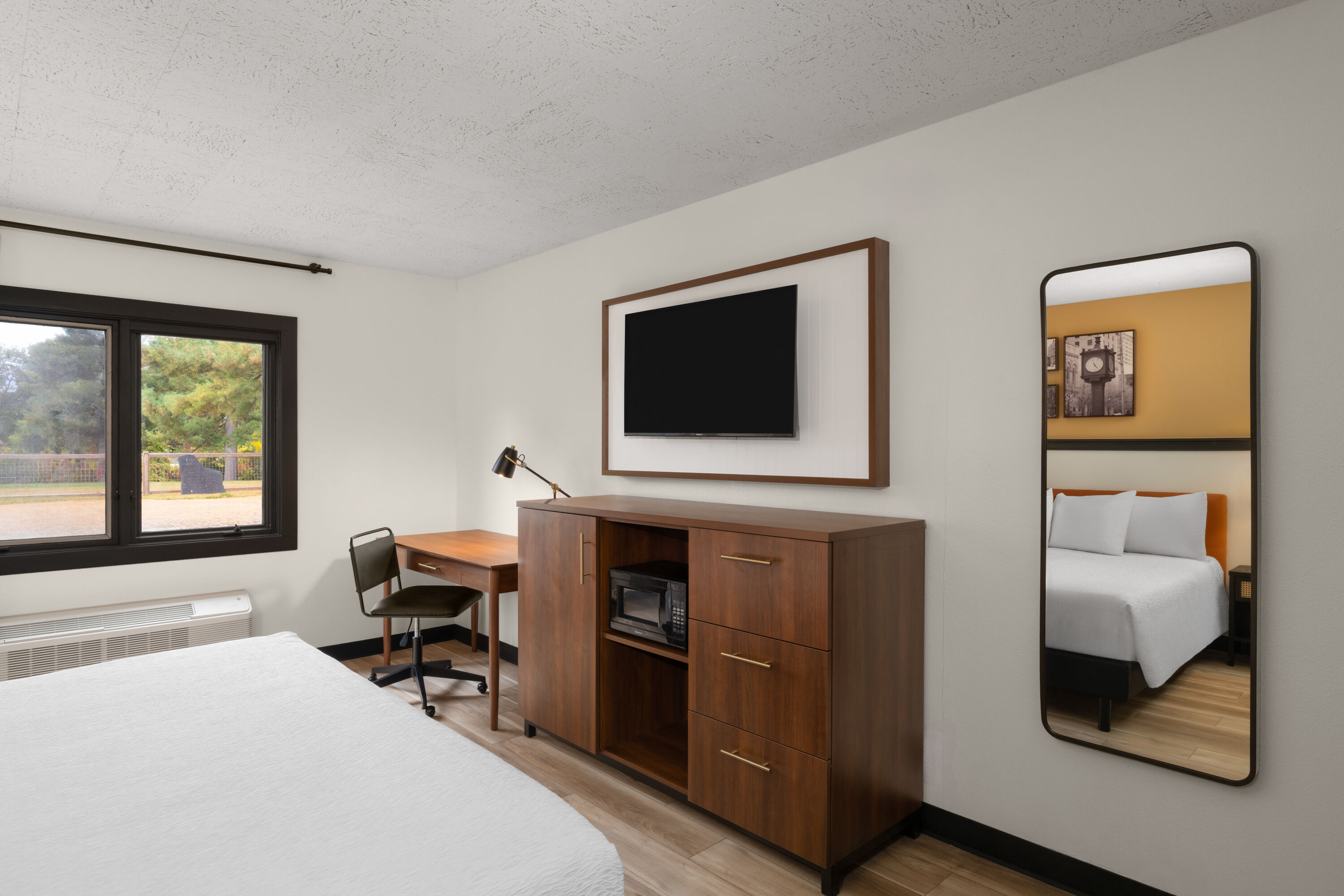 Guest room at the Hotel Vervana, Trademark Collection by Wyndham in Bennington, Vermont