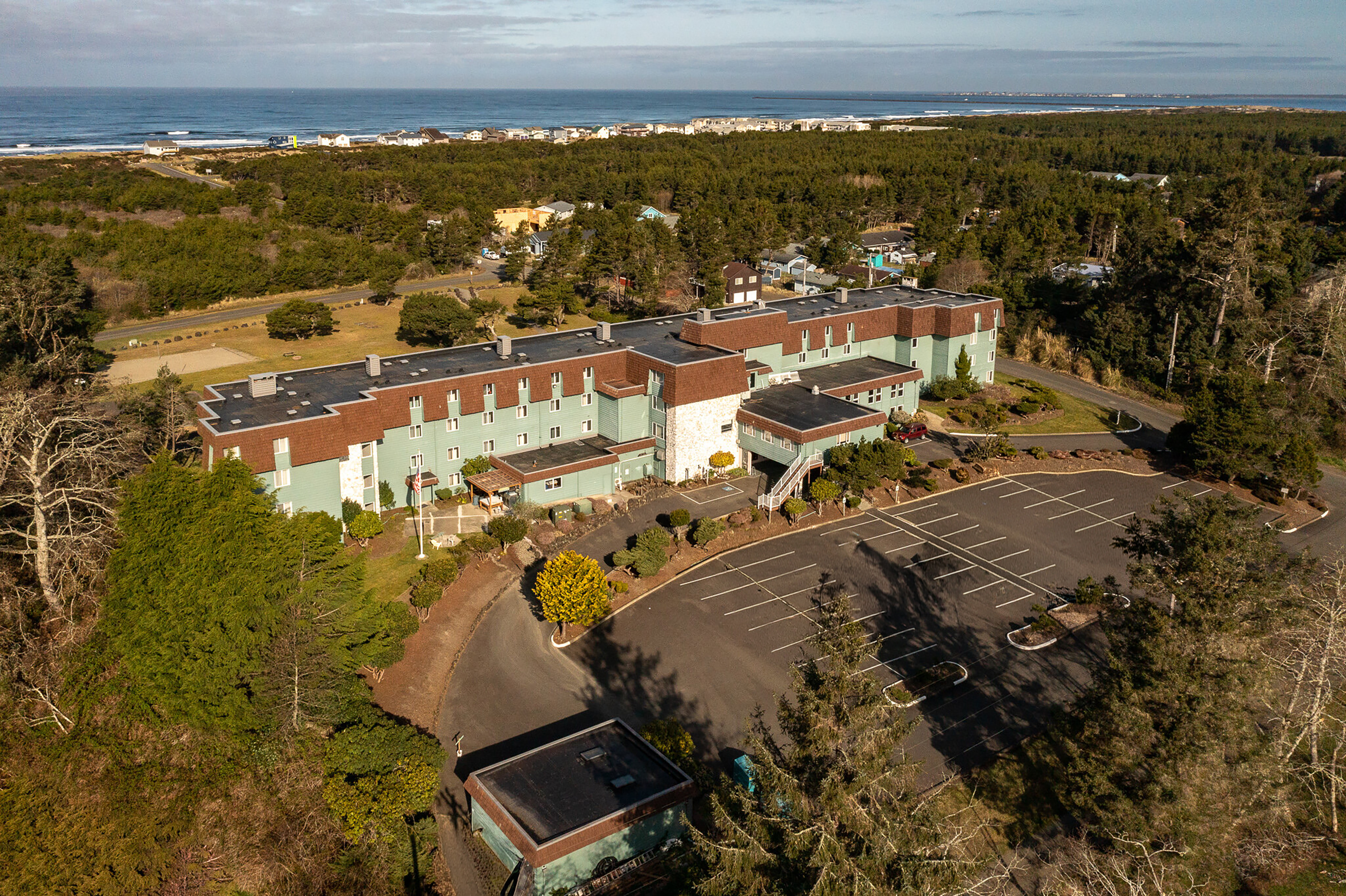 Exterior of Chateau Westport Resort, Trademark Collection by Wyndham hotel in Westport, Washington