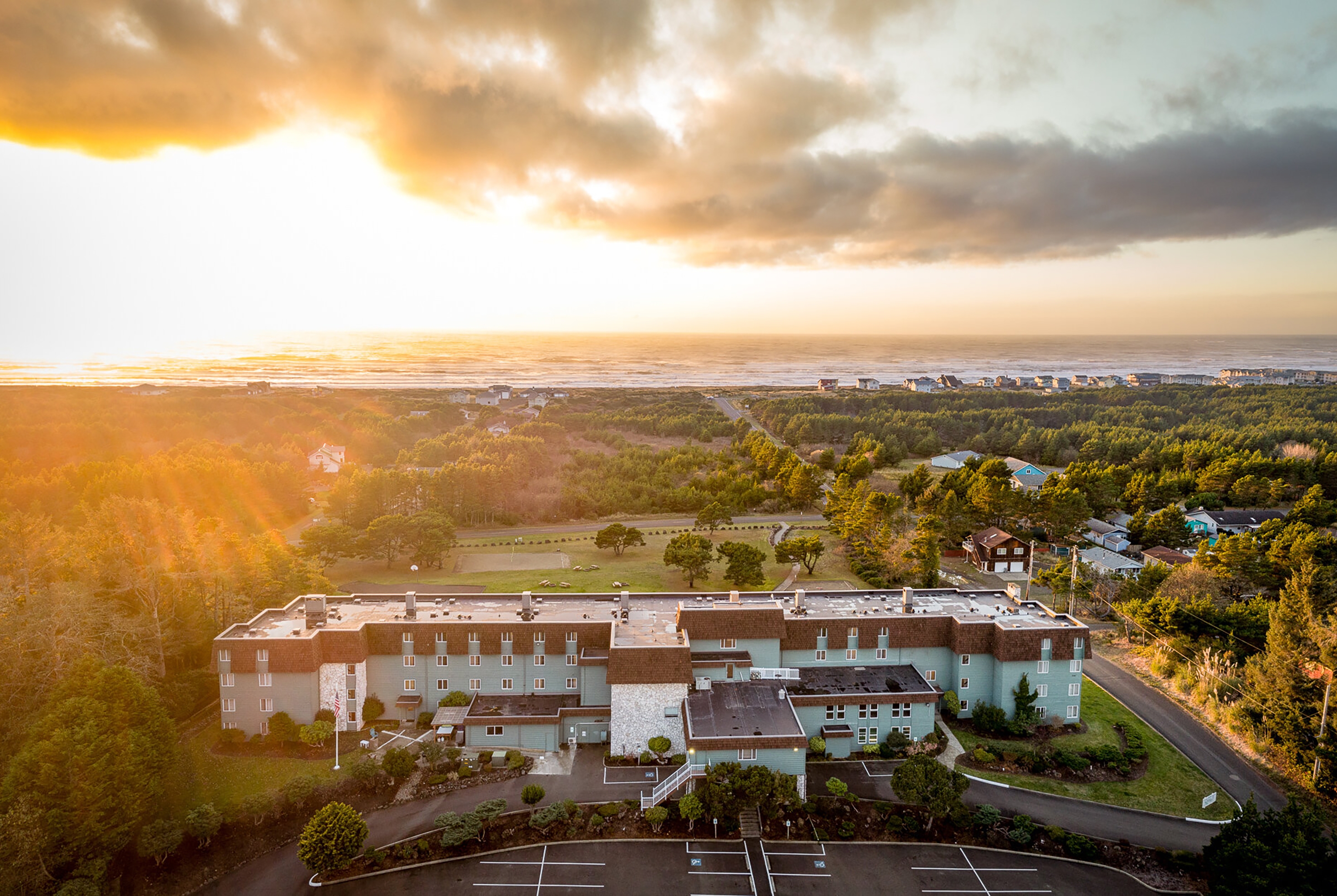 Exterior of Chateau Westport Resort, Trademark Collection by Wyndham hotel in Westport, Washington