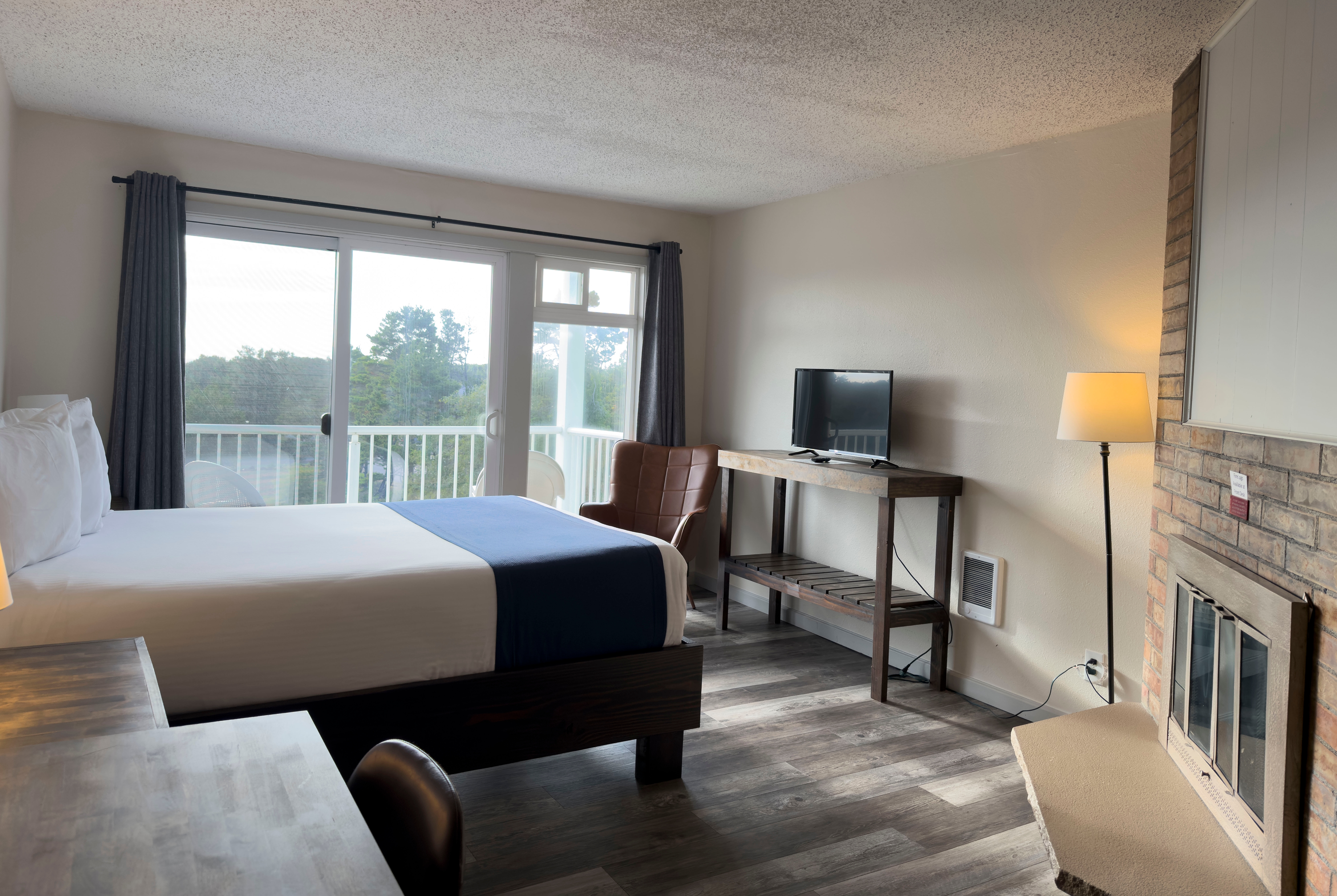 Guest room at the Chateau Westport Resort, Trademark Collection by Wyndham in Westport, Washington
