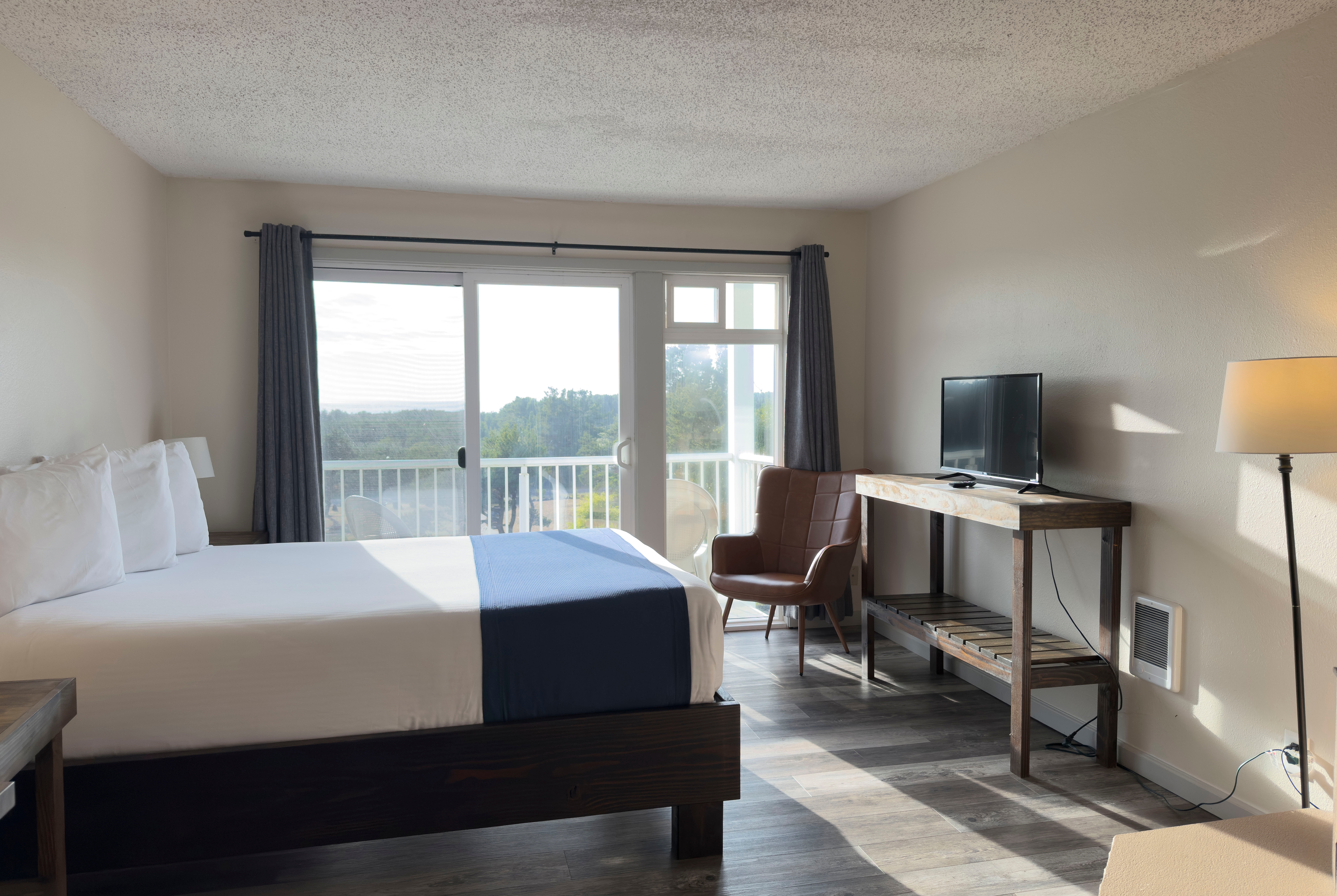 Guest room at the Chateau Westport Resort, Trademark Collection by Wyndham in Westport, Washington