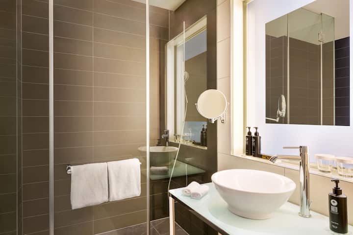Guest room bath at the Vienna House by Wyndham Andel's Berlin in Berlin, Other than US/Canada