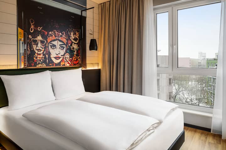 Guest room at the Vienna House Easy by Wyndham Berlin Potsdamer Platz in Berlin, Other than US/Canada