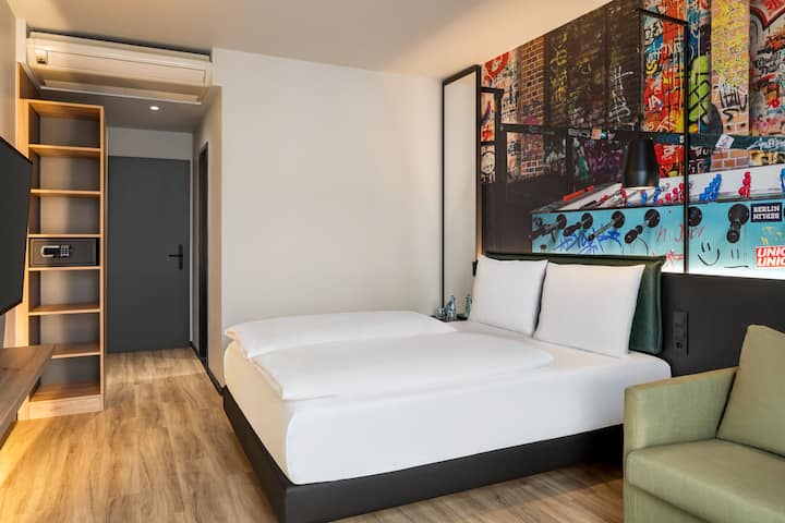 Guest room at the Vienna House Easy by Wyndham Berlin Potsdamer Platz in Berlin, Other than US/Canada