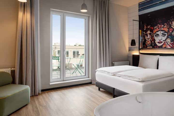Guest room at the Vienna House Easy by Wyndham Berlin Potsdamer Platz in Berlin, Other than US/Canada