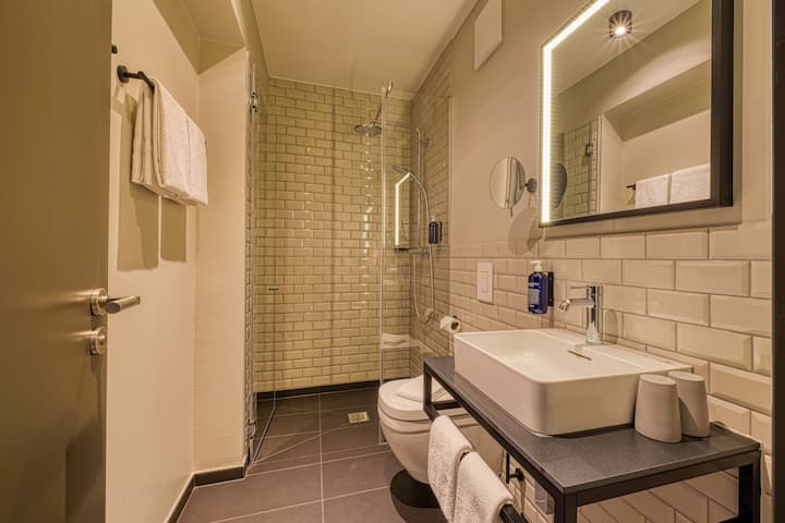 Guest room bath at the Vienna House Easy by Wyndham Bonn in Bonn, Other than US/Canada