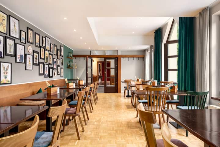Vienna House Easy by Wyndham Castrop-Rauxel restaurant breakfast area with seating in Castrop Rauxel, Other than US/Canada