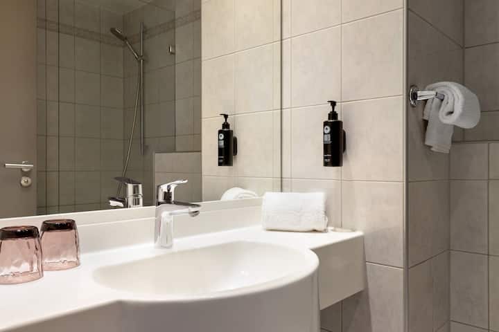 Guest room bath at the Vienna House Easy by Wyndham Coburg in Coburg, Other than US/Canada