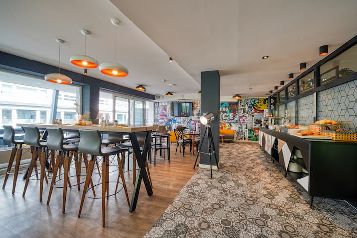 Vienna House Easy by Wyndham Dortmund restaurant breakfast area with seating in Dortmund, Other than US/Canada