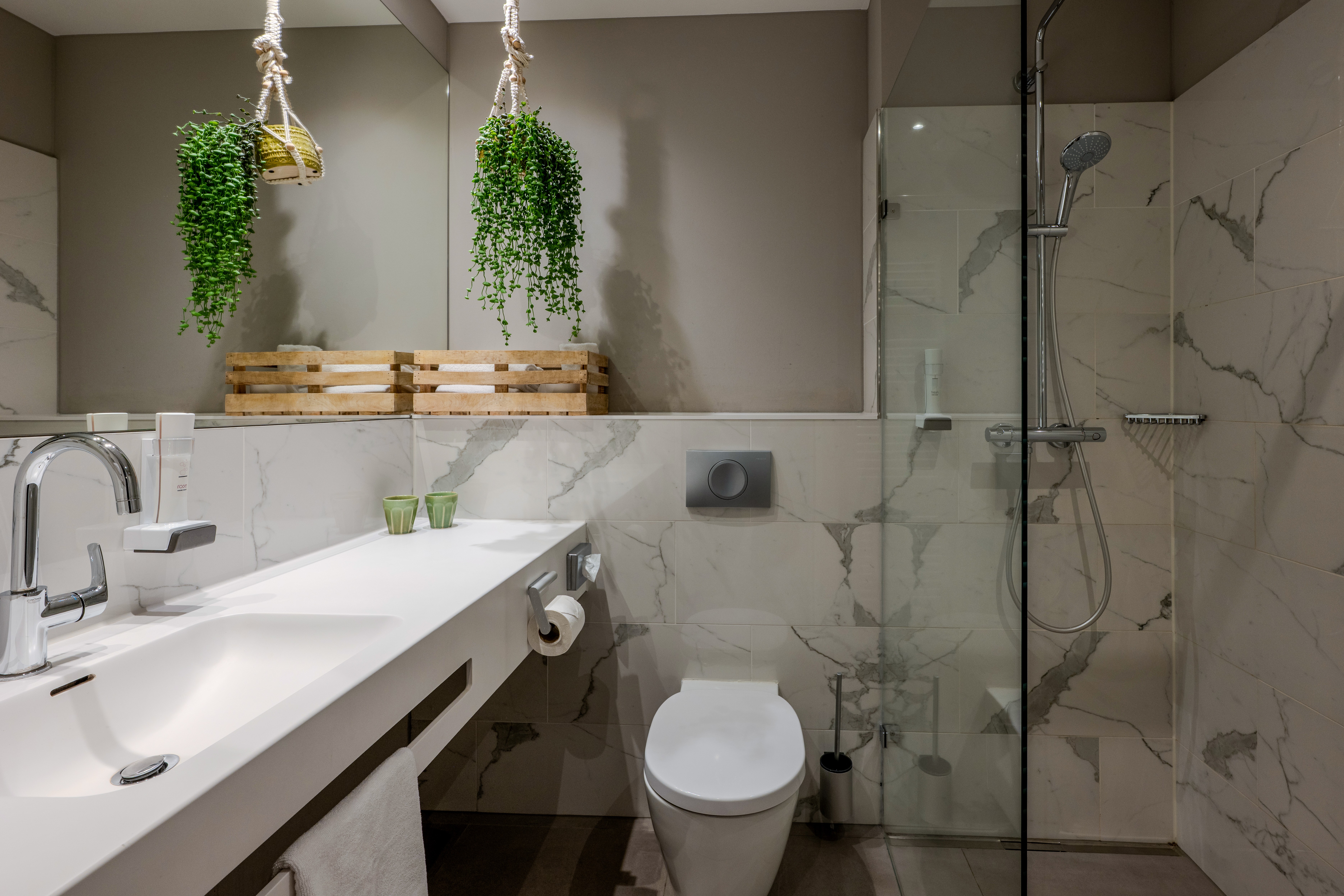 Guest room bath at the Vienna House by Wyndham Frankfurt South in Frankfurt am Main, Other than US/Canada