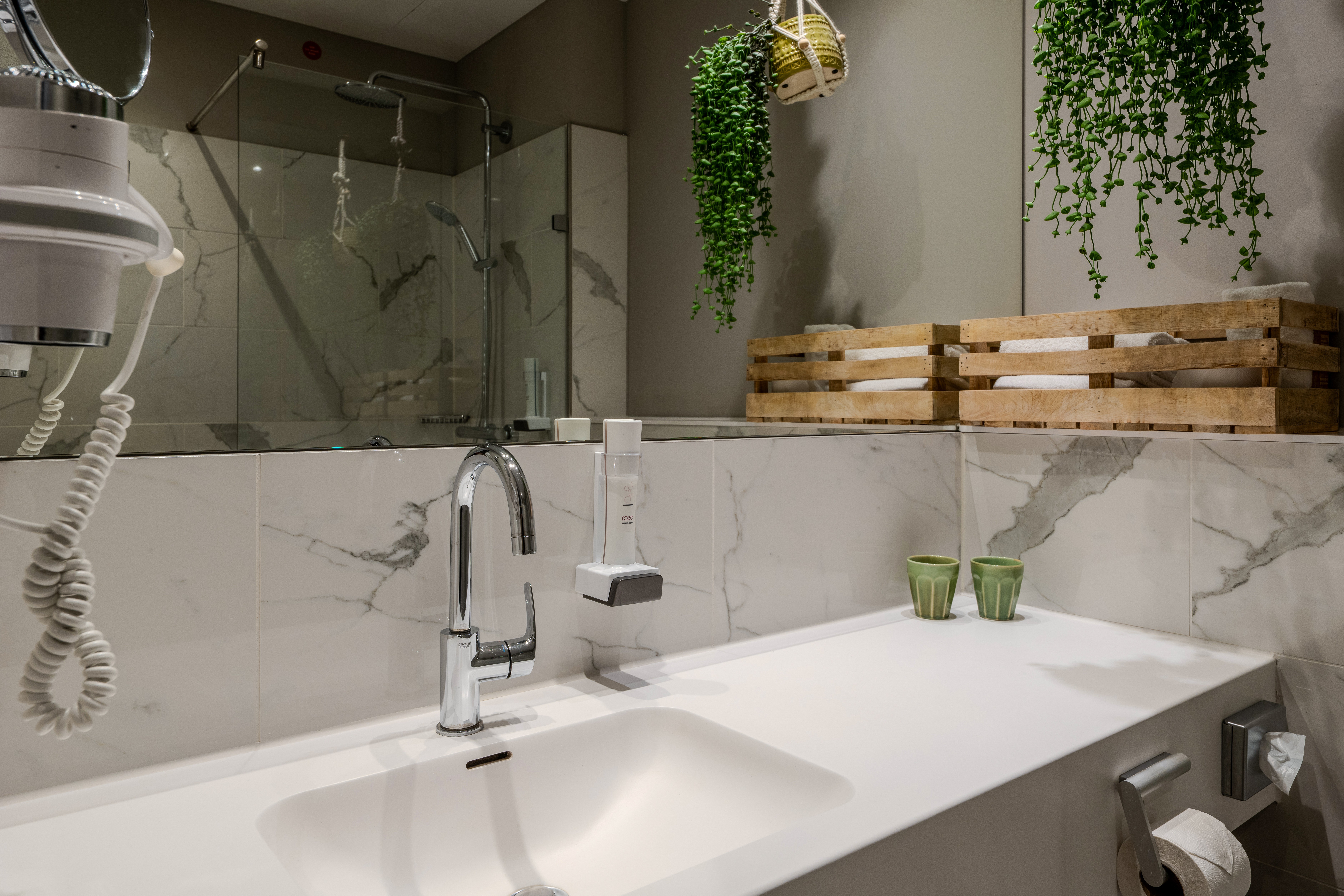 Guest room bath at the Vienna House by Wyndham Frankfurt South in Frankfurt am Main, Other than US/Canada