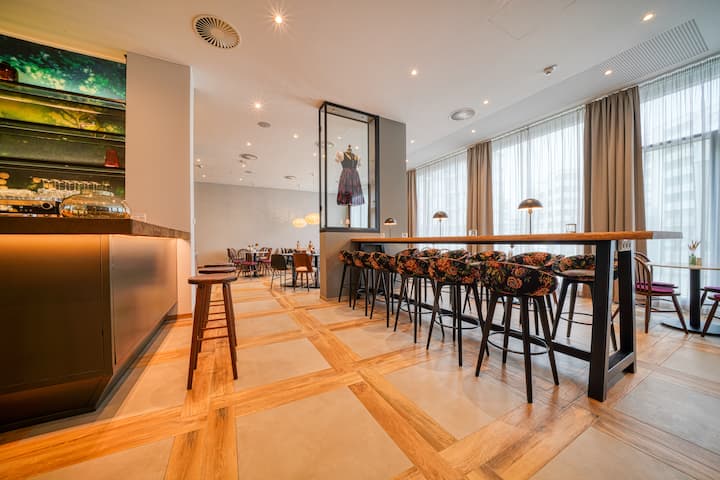 Vienna House Easy by Wyndham Freiburg restaurant breakfast area with seating in Freiburg, Other than US/Canada
