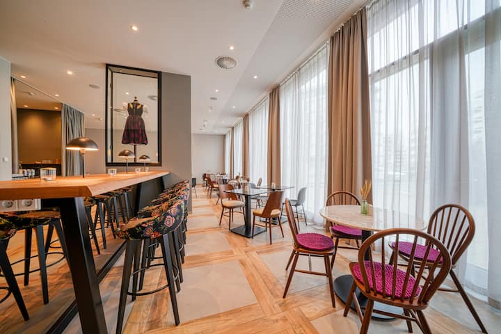 Vienna House Easy by Wyndham Freiburg restaurant breakfast area with seating in Freiburg, Other than US/Canada