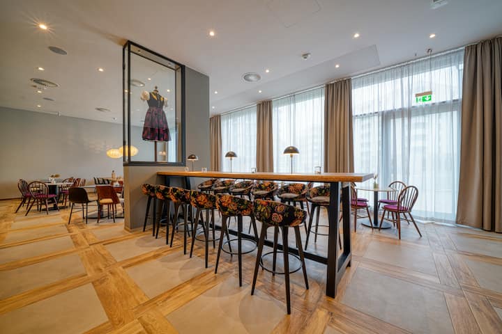 Vienna House Easy by Wyndham Freiburg restaurant breakfast area with seating in Freiburg, Other than US/Canada