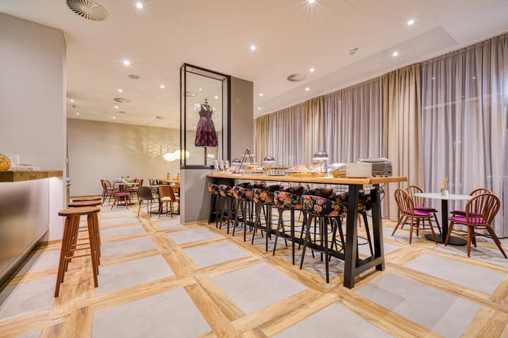 Vienna House Easy by Wyndham Freiburg restaurant breakfast area with seating in Freiburg, Other than US/Canada