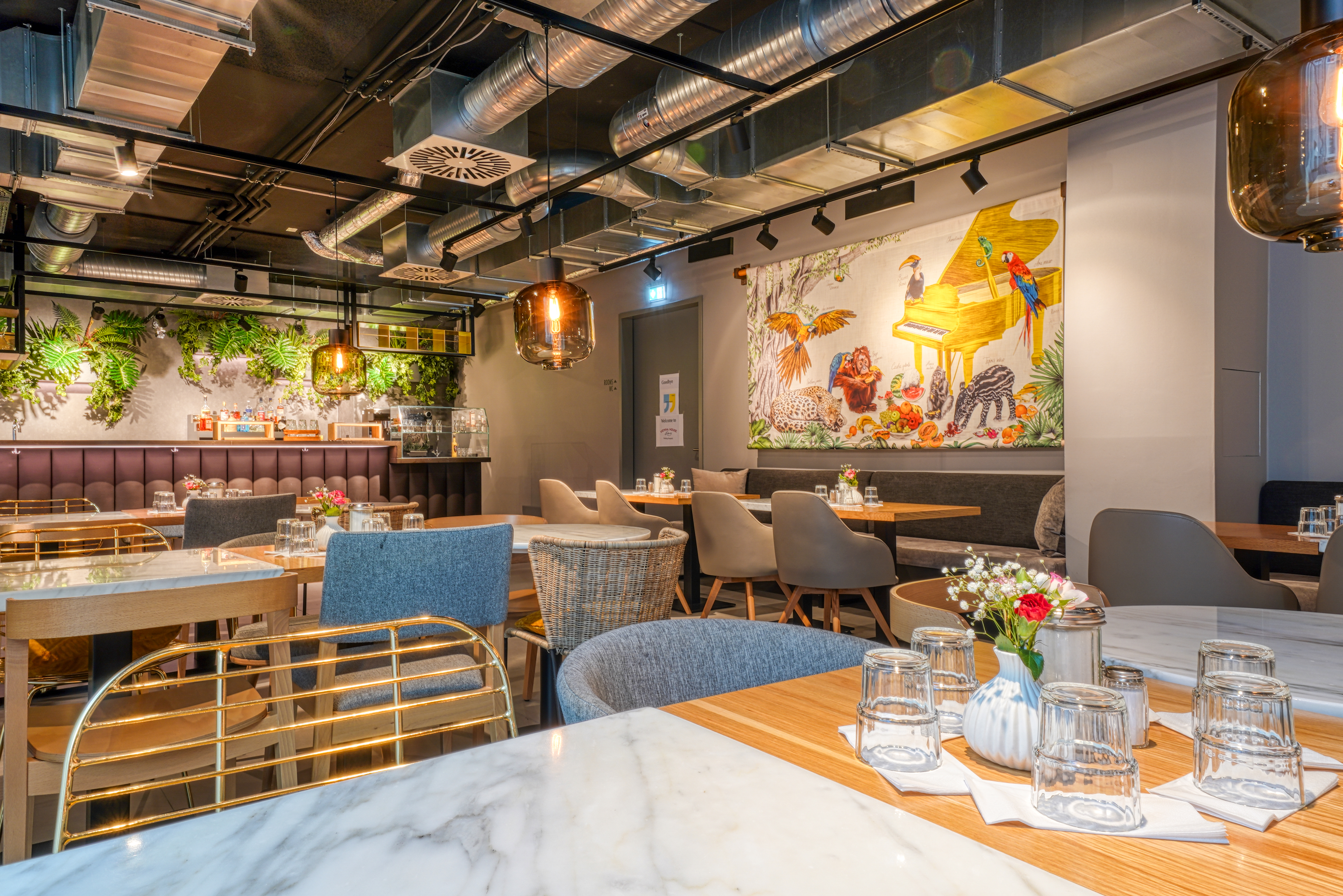 Vienna House Easy by Wyndham Hamburg Bergedorf restaurant breakfast area with seating in Hamburg, Other than US/Canada