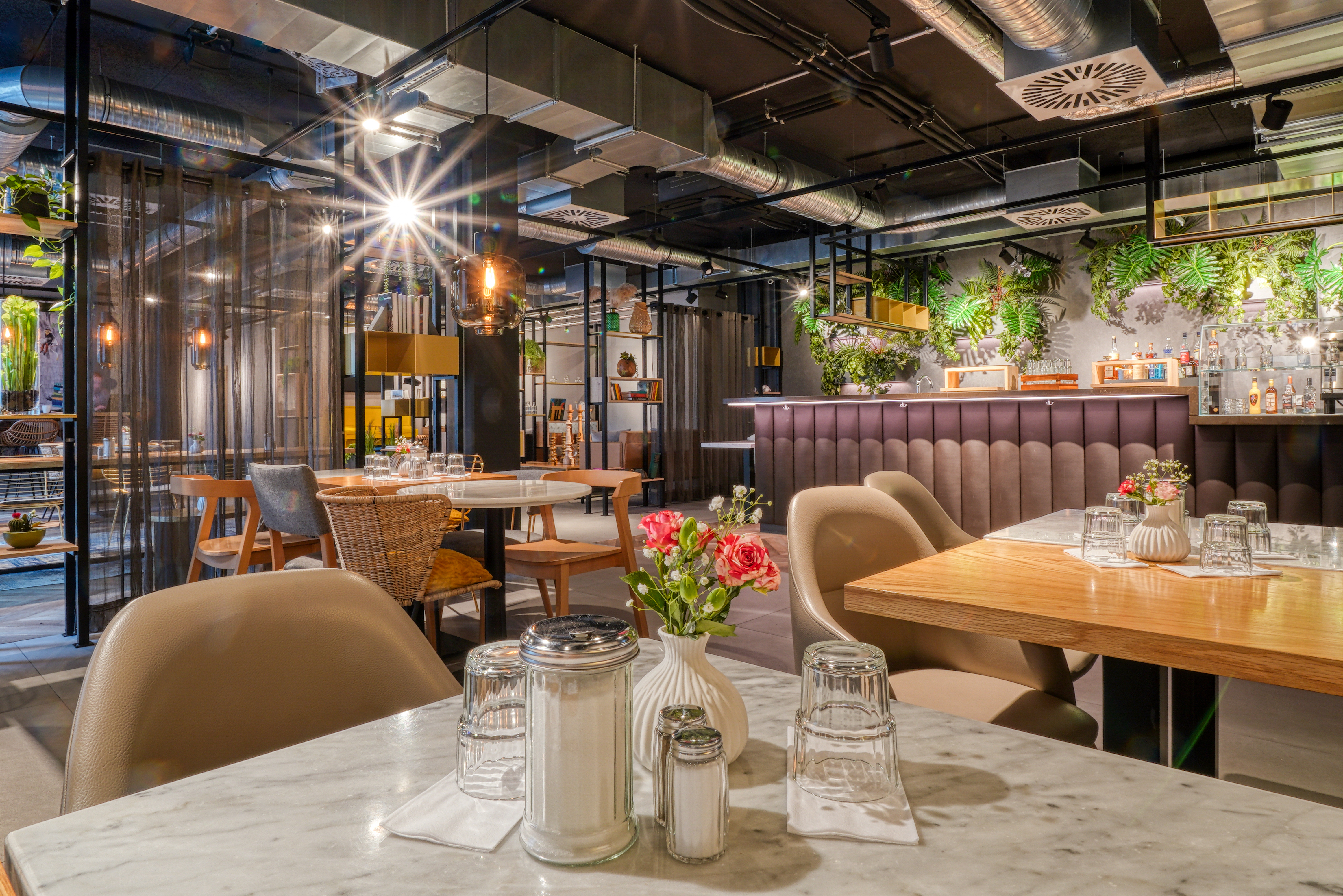 Vienna House Easy by Wyndham Hamburg Bergedorf restaurant breakfast area with seating in Hamburg, Other than US/Canada