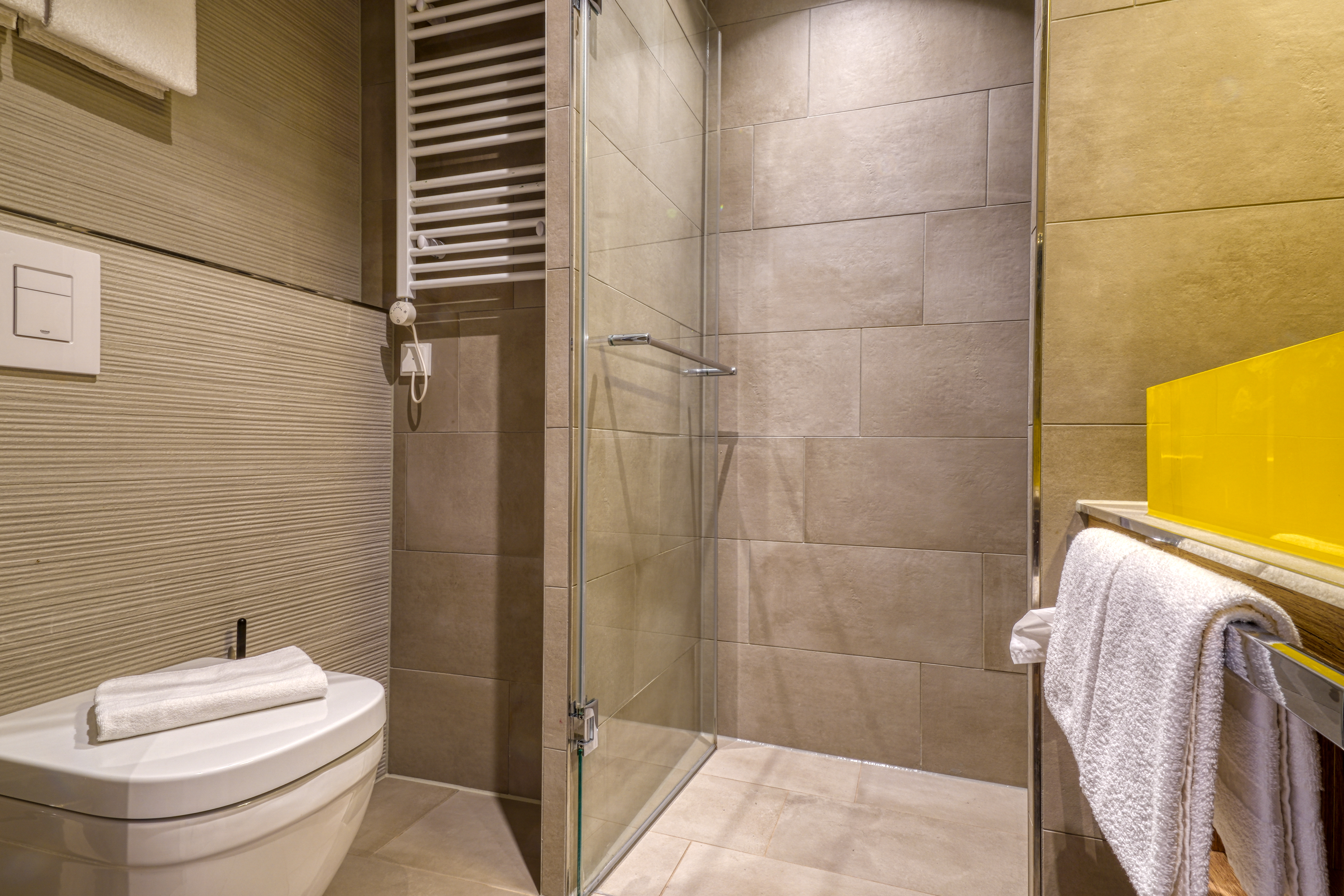 Guest room bath at the Vienna House Easy by Wyndham Hamburg Bergedorf in Hamburg, Other than US/Canada