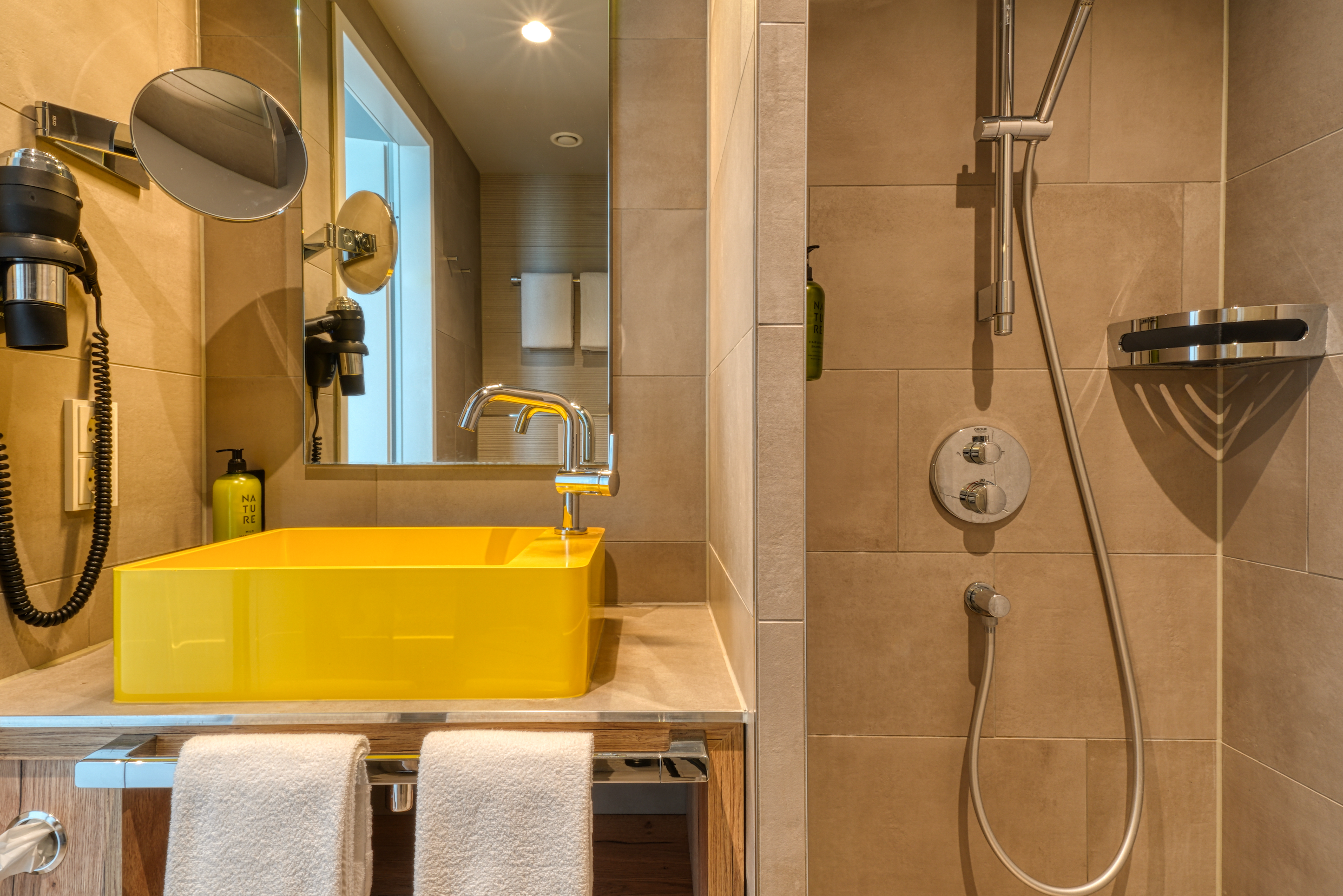 Guest room bath at the Vienna House Easy by Wyndham Hamburg Bergedorf in Hamburg, Other than US/Canada