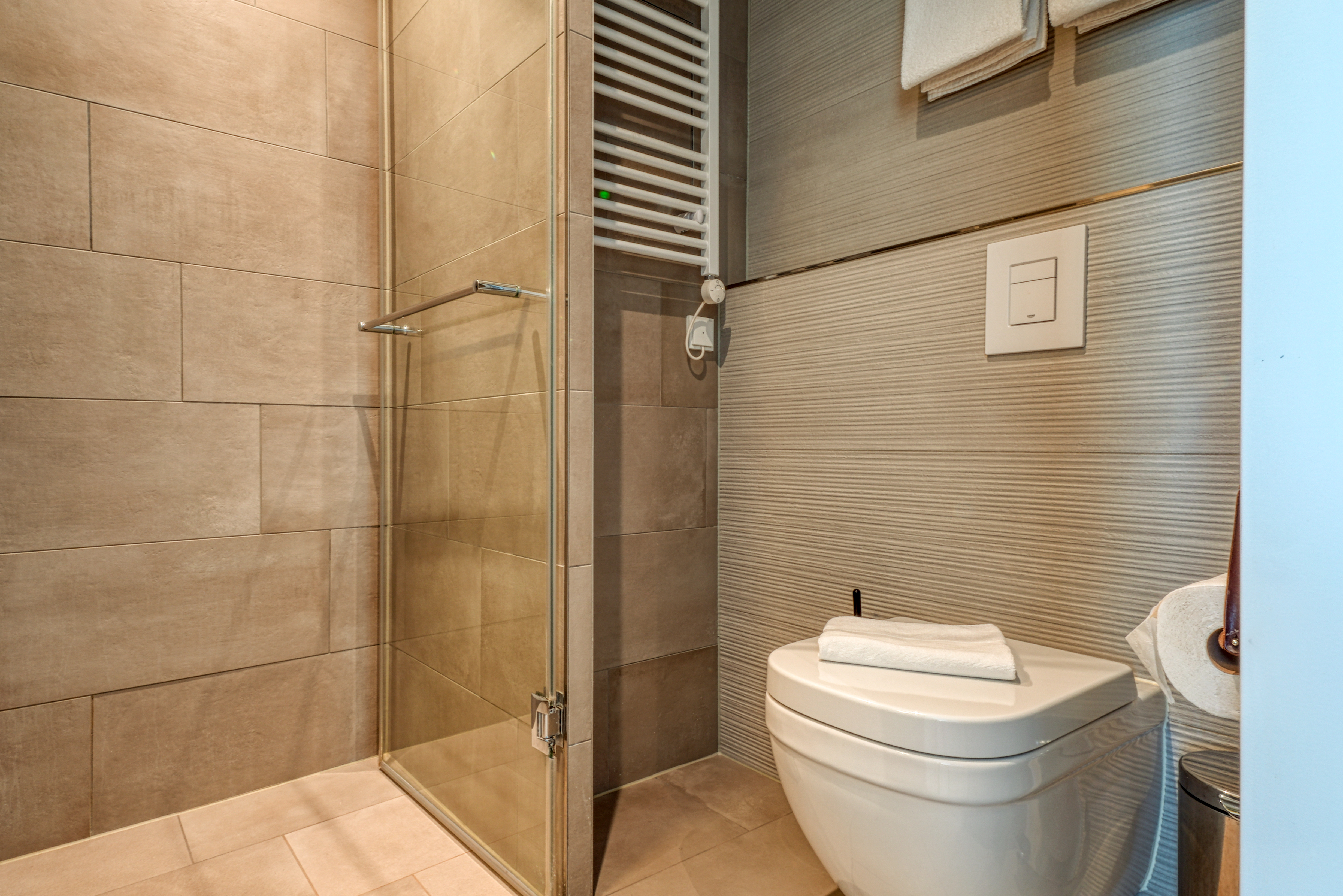 Guest room bath at the Vienna House Easy by Wyndham Hamburg Bergedorf in Hamburg, Other than US/Canada