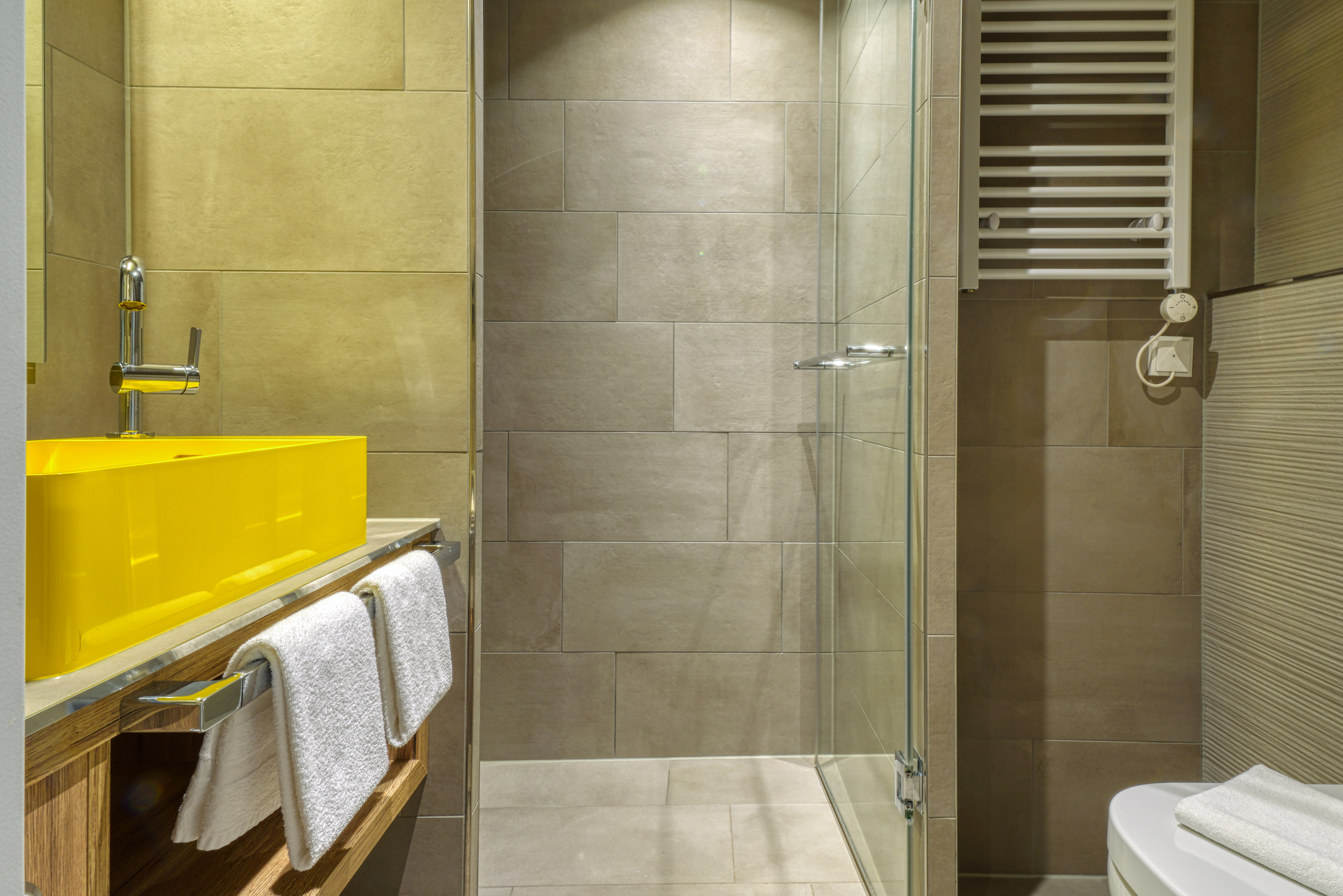 Guest room bath at the Vienna House Easy by Wyndham Hamburg Bergedorf in Hamburg, Other than US/Canada