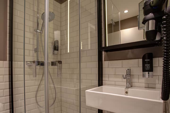 Guest room at the Vienna House Easy by Wyndham Hamburg in Hamburg, Other than US/Canada
