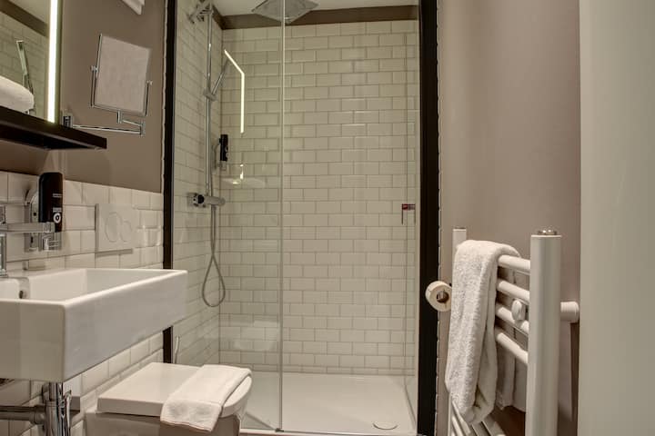 Guest room at the Vienna House Easy by Wyndham Hamburg in Hamburg, Other than US/Canada