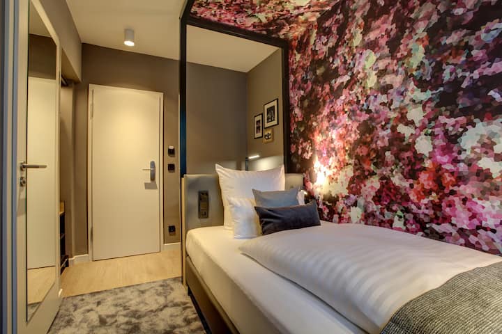 Guest room at the Vienna House Easy by Wyndham Hamburg in Hamburg, Other than US/Canada
