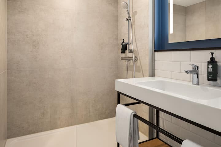 Guest room bath at the Vienna House Easy by Wyndham Frankfurt Airport in Kelsterbach, Other than US/Canada