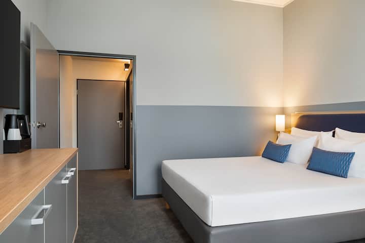 Guest room at the Vienna House Easy by Wyndham Frankfurt Airport in Kelsterbach, Other than US/Canada