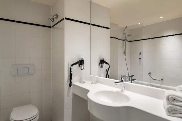 Guest room bath at the Vienna House Easy by Wyndham Landsberg in Landsberg am Lech, Other than US/Canada
