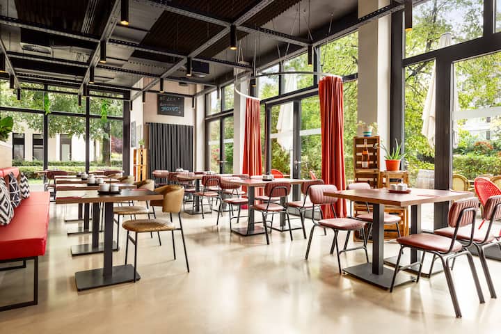 Vienna House Easy by Wyndham Munchen restaurant breakfast area with seating in Munich, Other than US/Canada