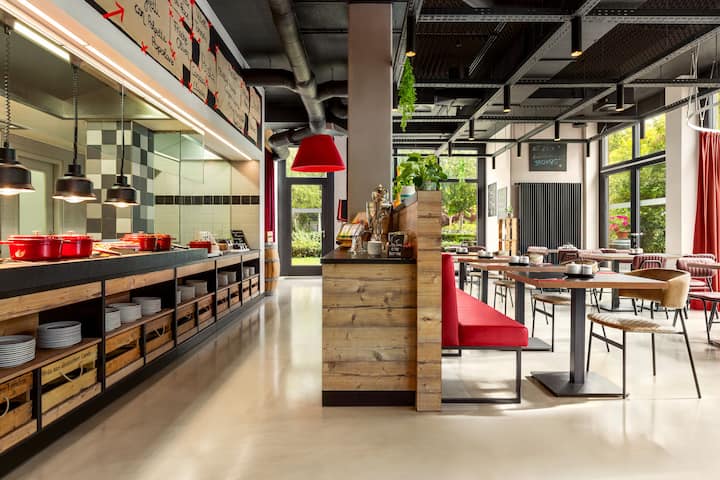 Vienna House Easy by Wyndham Munchen restaurant breakfast area with seating in Munich, Other than US/Canada
