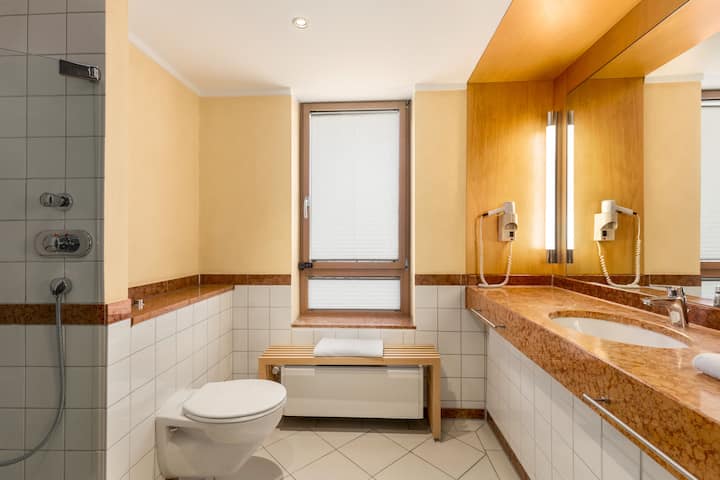 Guest room bath at the Vienna House by Wyndham Remarque Osnabruck in Osnabrueck, Other than US/Canada