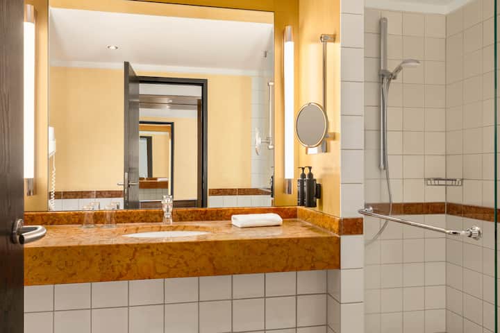 Guest room bath at the Vienna House by Wyndham Remarque Osnabruck in Osnabrueck, Other than US/Canada