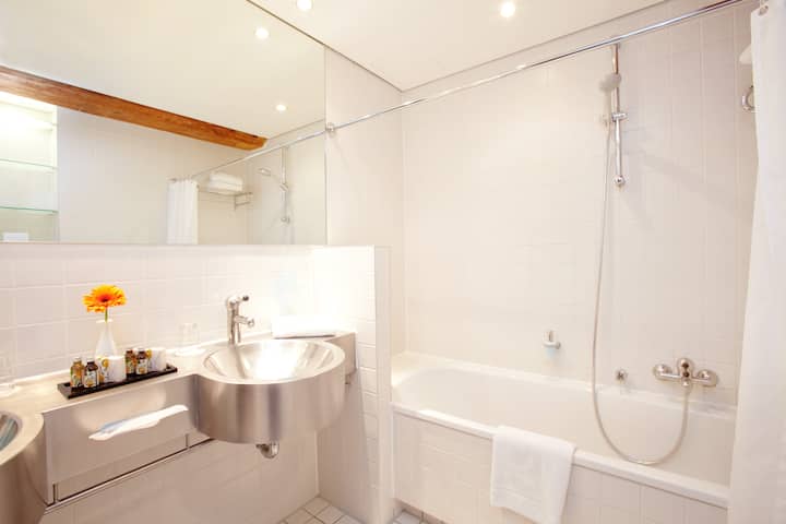 Guest room bath at the Vienna House by Wyndham Havelufer Potsdam in Potsdam, Other than US/Canada
