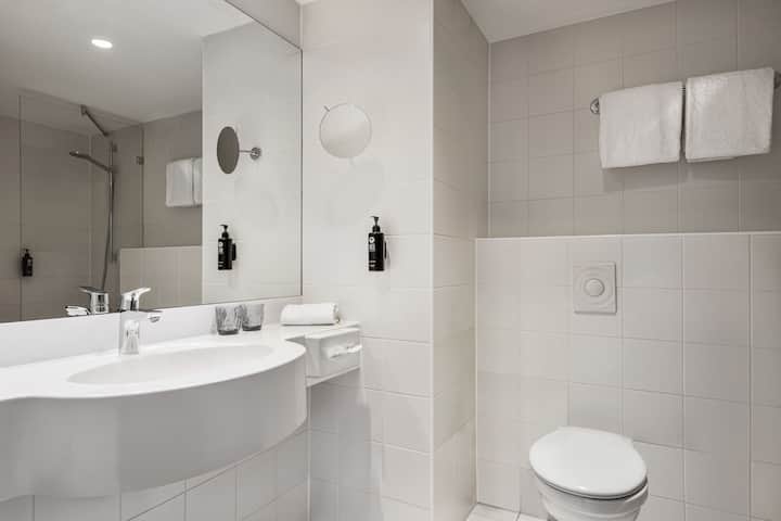 Guest room bath at the Vienna House Easy by Wyndham Wuppertal in Wuppertal, Other than US/Canada