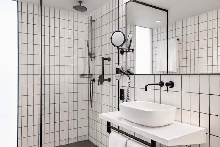 Guest room bath at the Vienna House by Wyndham Mokotow Warsaw in Warszawa, Other than US/Canada